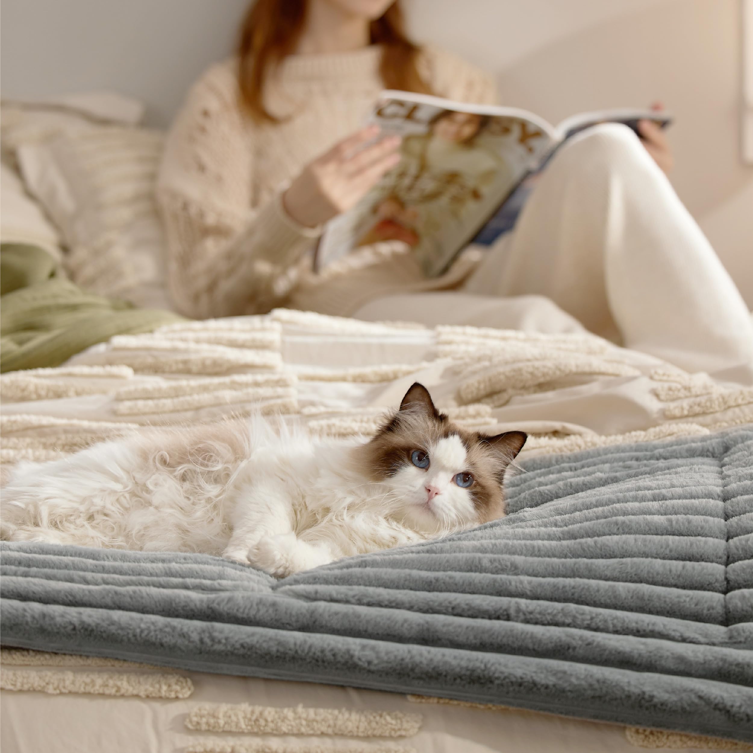 Bedsure Cat Bed Mat - Washable Fleece Warm Cat Blanket with Non skid Bottom, Small Dog Crate Mattress for Puppy, 61x46cm, Grey